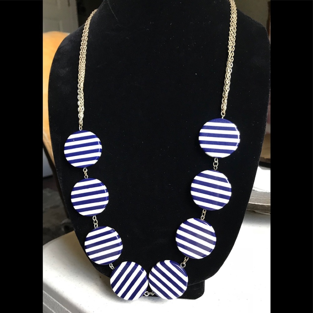 Accent necklace